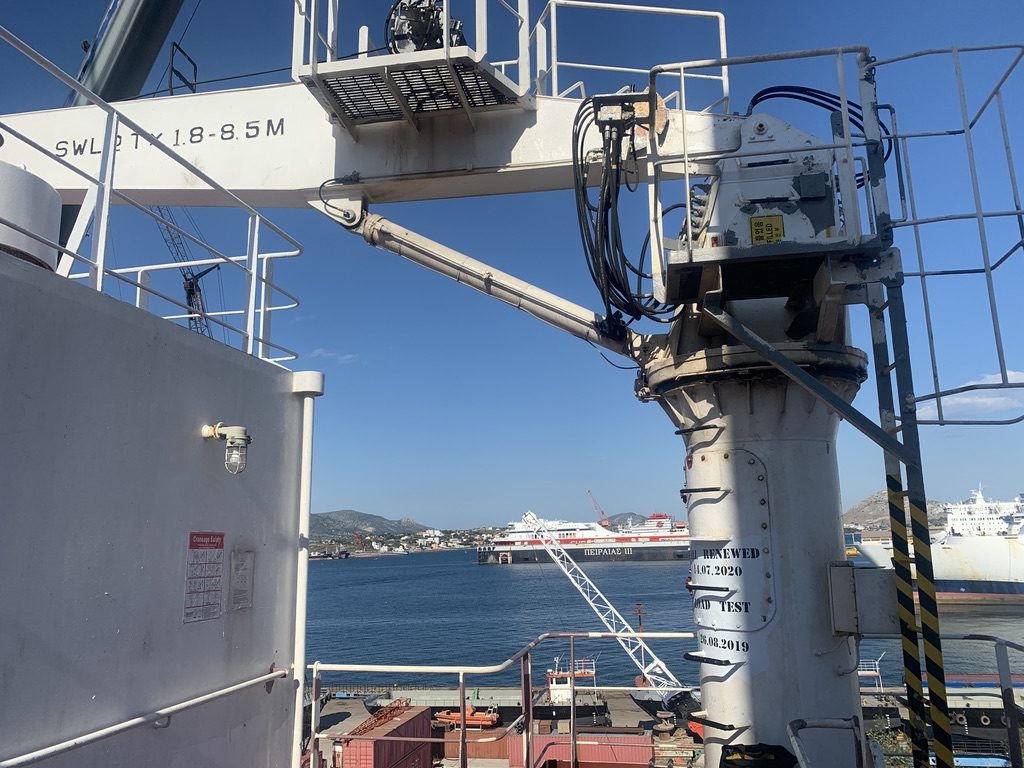 Hydraulic deck crane on board, serviced by TWS