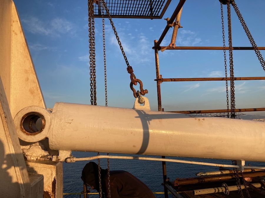 Hydraulic cylinder rigged for removal on board