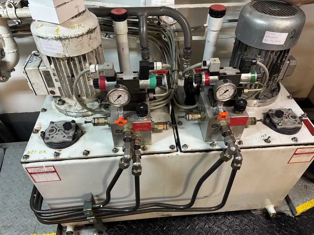 Hydraulic power unit with pumps and pressure gauges
