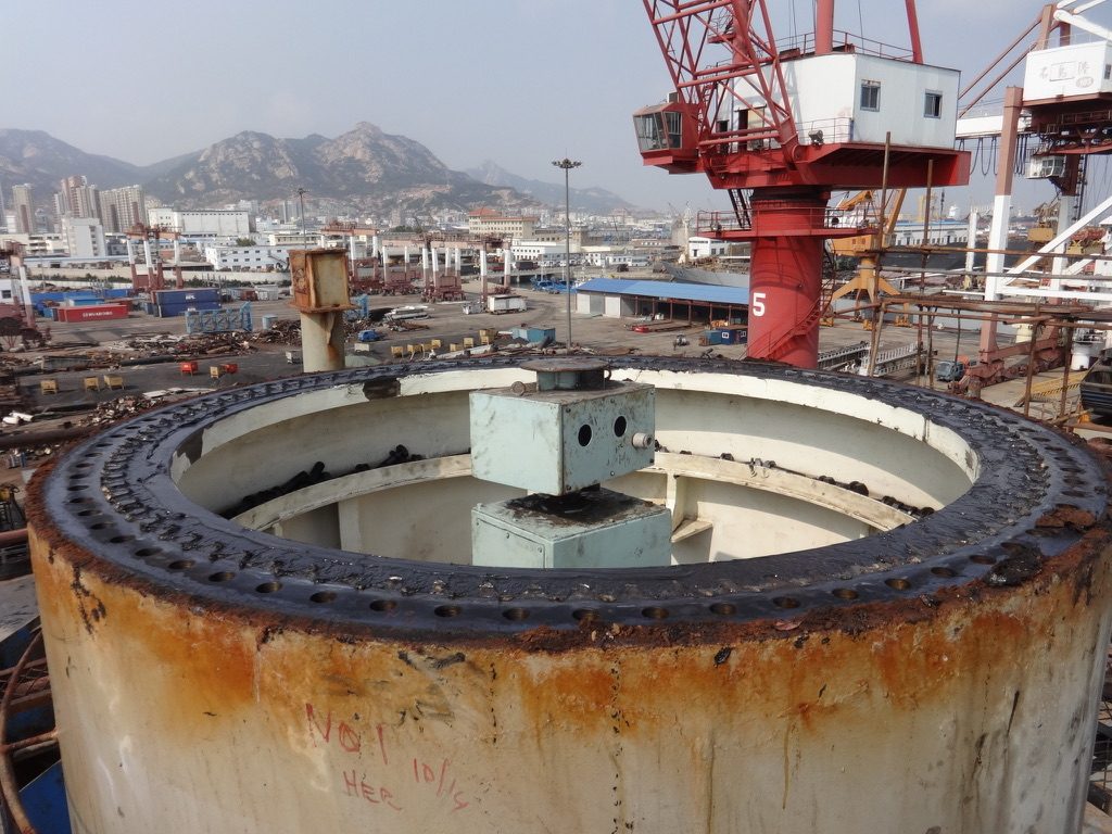 Crane pedestal with the slewing bearing exposed