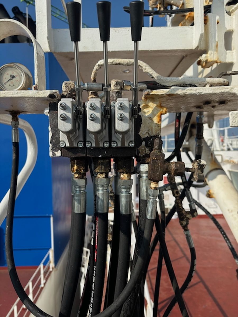 Crane control valve block with new hydraulic hoses